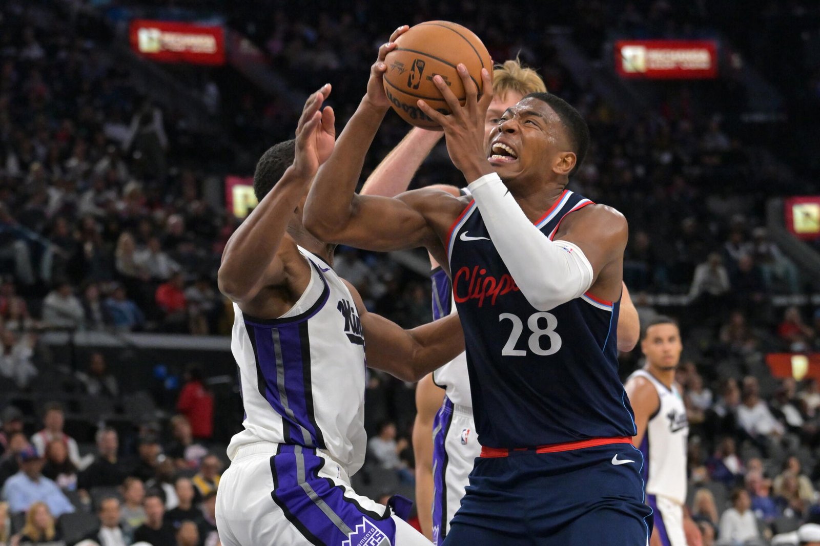 El delantero de los Clippers, Rui Hachimura, supera al escolta de los Kings, De'Andre Hunter, y al centro Domantas Sabonis el miércoles.