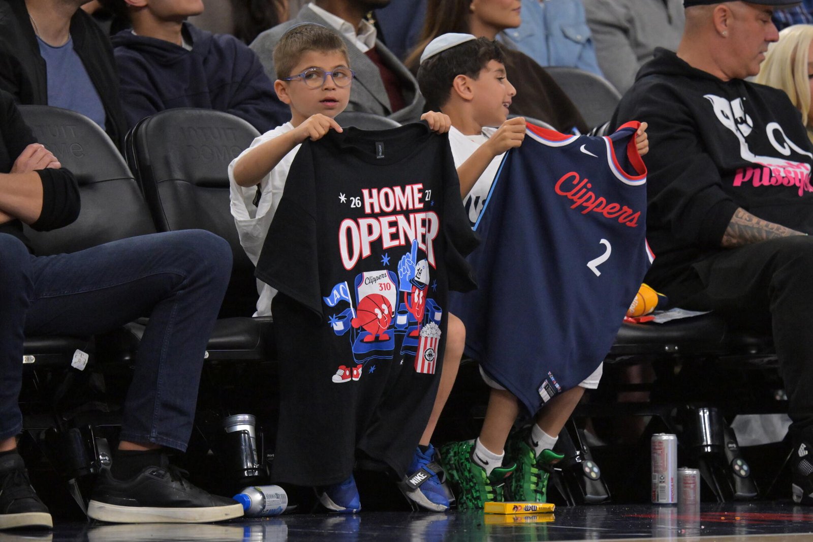 Los jóvenes fanáticos de los Clippers ven al equipo jugar contra los Sacramento Kings el miércoles en el Intuit Dome.