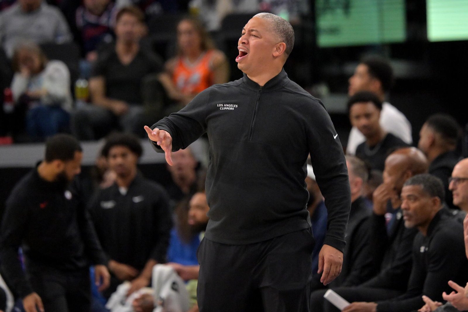El entrenador de los Clippers, Tyronn Lue, instruye a sus jugadores durante la victoria del miércoles sobre los Sacramento Kings en el Intuit Dome.