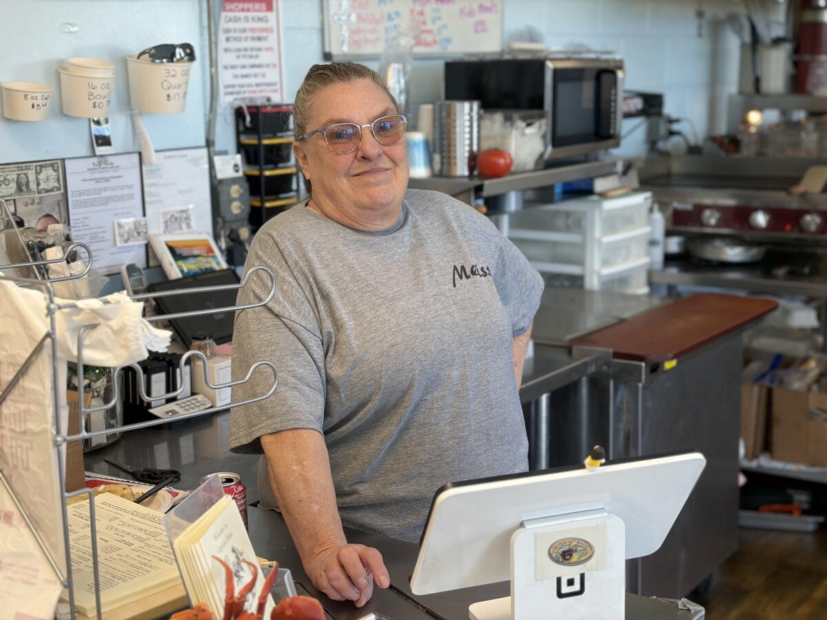 Melissa Huddleston espera a un cliente en Captain Bob's Chowder Sisters. 