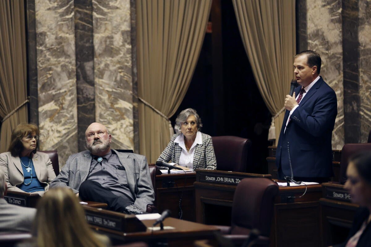 El senador John Braun del estado de Washington hablando en Olympia, Washington, en mayo de 2023.