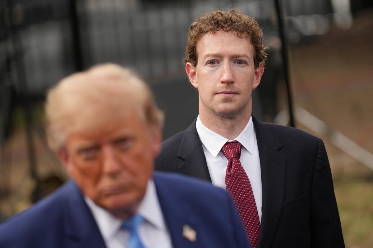 El director ejecutivo de Meta, Mark Zuckerberg, escucha mientras el presidente Donald Trump habla con los periodistas.