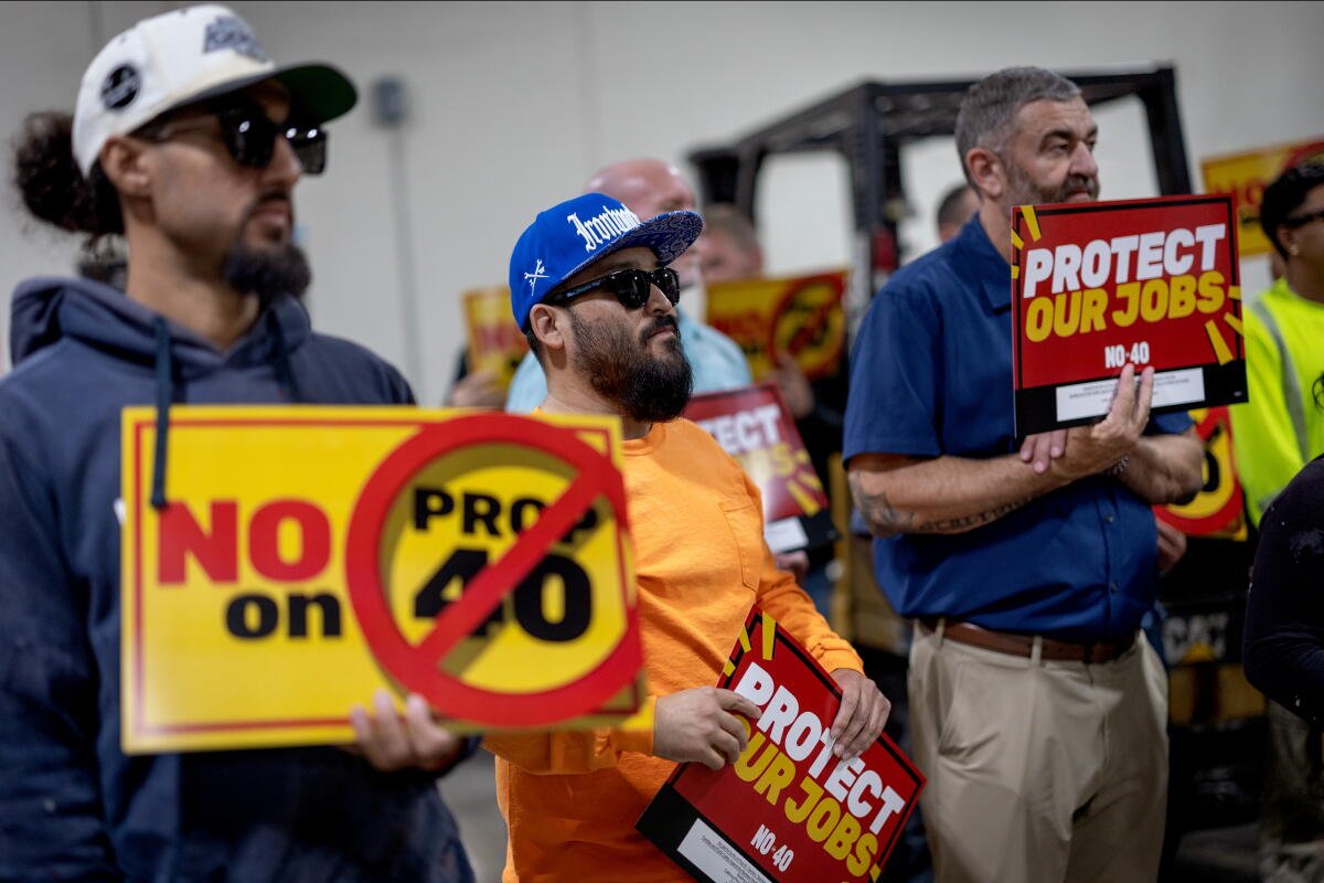 La gente asiste a una manifestación contra la Proposición 40 en un centro de capacitación para trabajadores del acero.