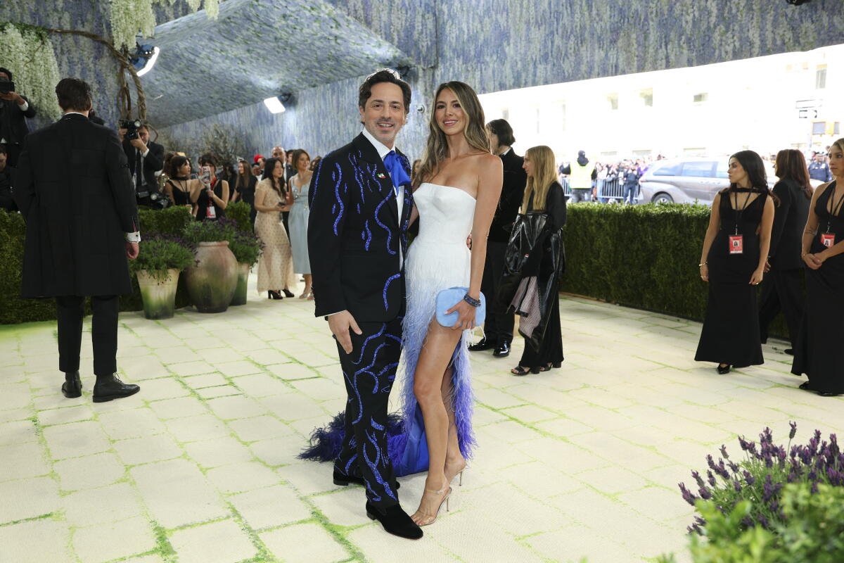 Los emprendedores tecnológicos estadounidenses Sergey Brin y Gerelyn Gilbert-Soto llegan a la Met Gala 2026.