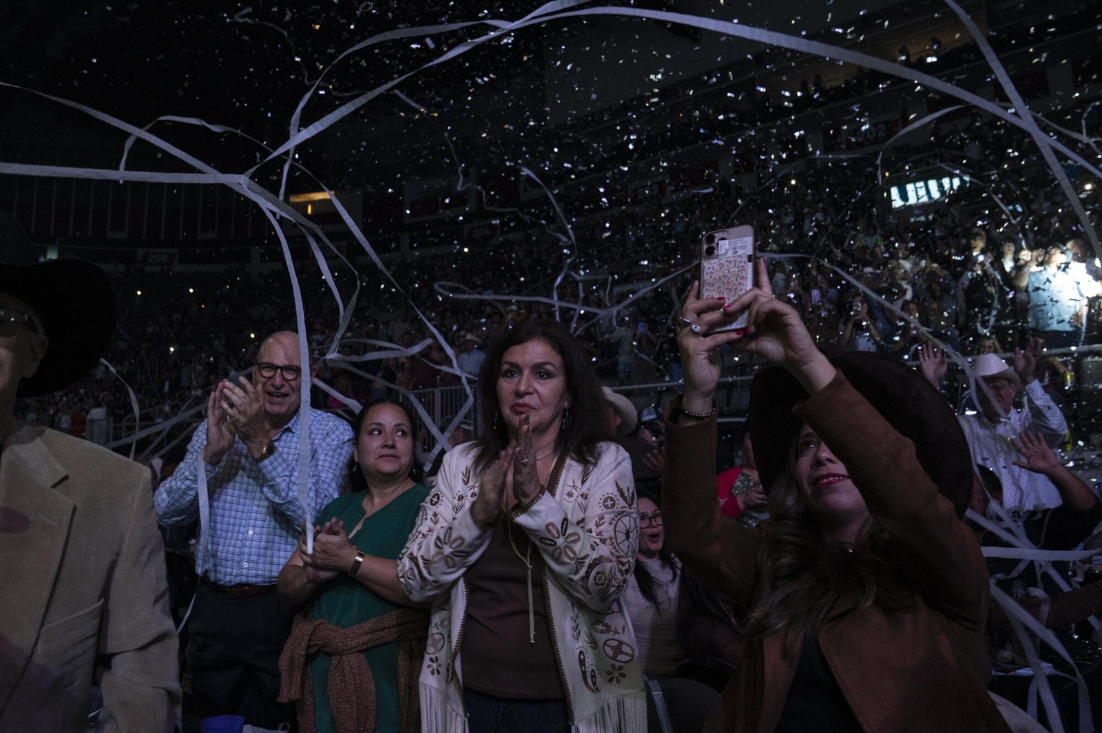 La gente aplaudió mientras algunos tomaban fotos con sus celulares mientras las serpentinas sobrevolaban el concierto.