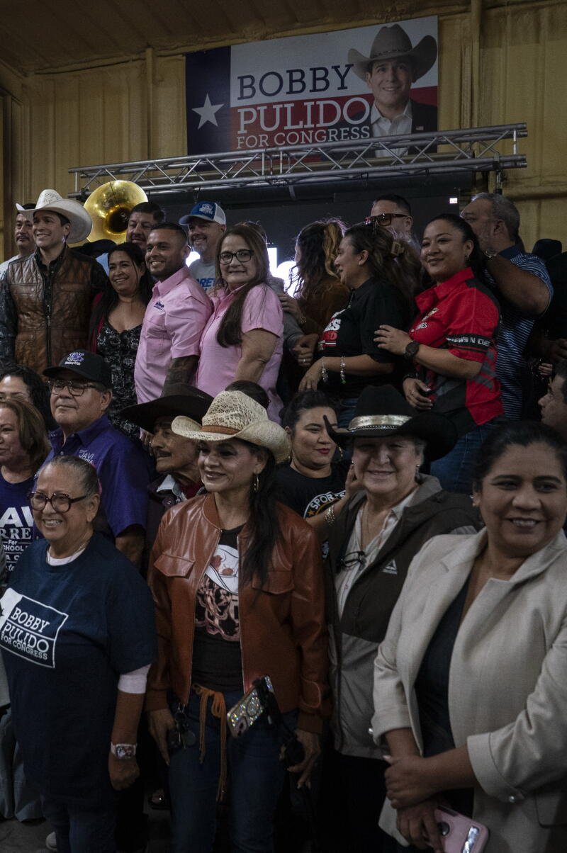 Multitud en mitin político con cartel que dice Bobby Pulido