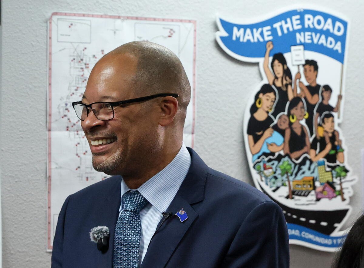 El candidato demócrata a gobernador de Nevada y actual Fiscal General de Nevada, Aaron D. Ford, llega al acto de votación.
