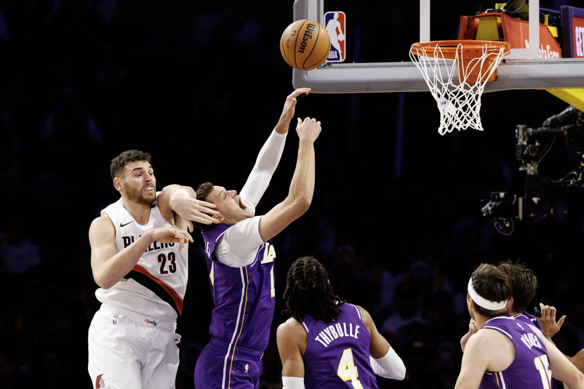 El pívot de los Lakers, Walker Kessler, fue golpeado en la cabeza por el pívot de Portland, Donovan Klingan (23), en la primera mitad.