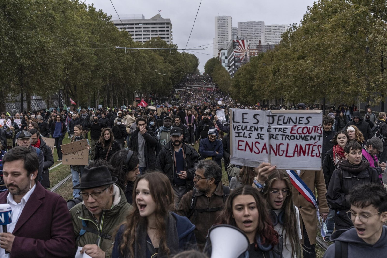 Los manifestantes marchan durante las protestas en París.