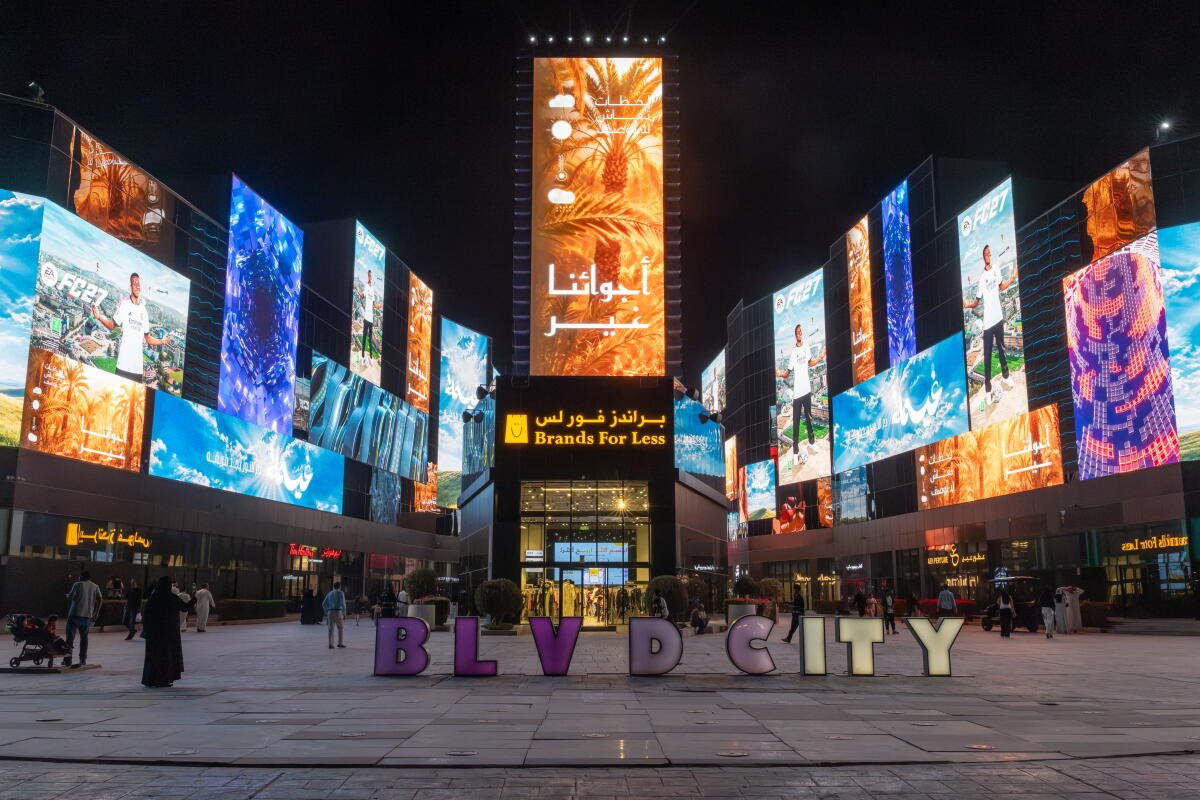 Una pantalla gigante ilumina Boulevard City en la capital saudita.