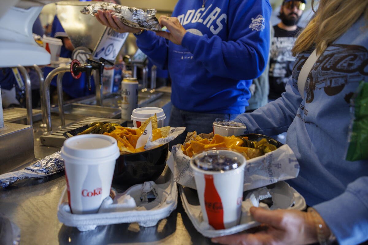 Los fanáticos de los Dodgers agregan condimentos a sus perros de los Dodgers.