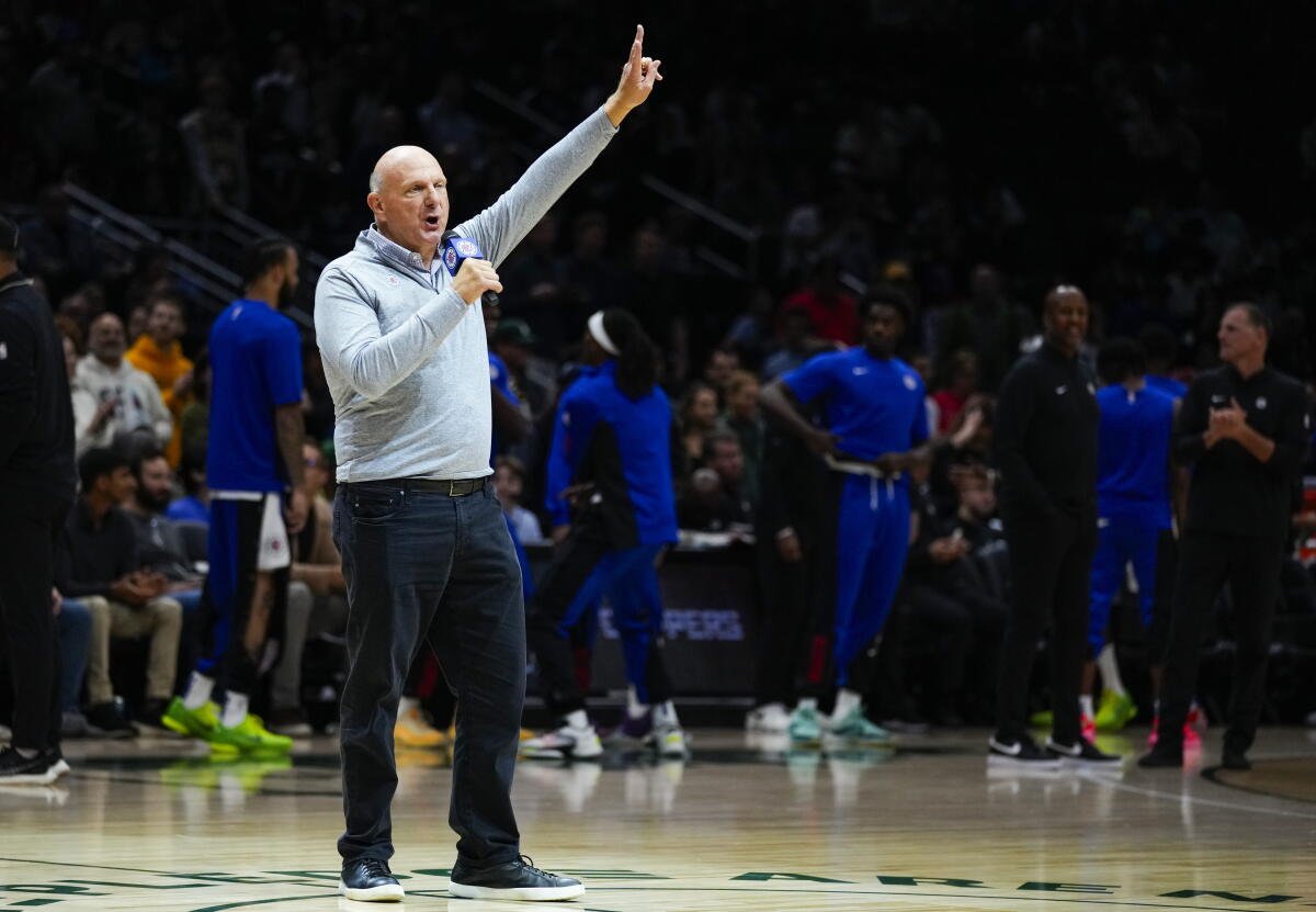 Steve Ballmer, propietario de Los Angeles Clippers, se dirige a la multitud en el estadio.