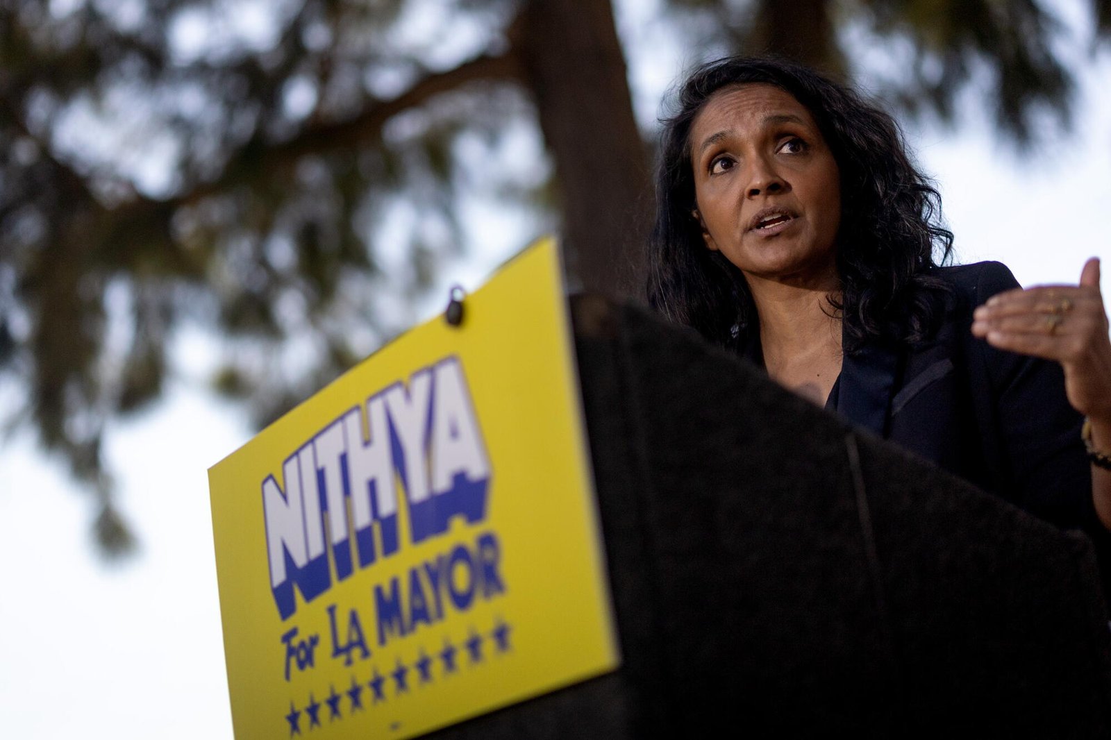 Nithya Raman, concejal de la ciudad y candidato a la alcaldía de Los Ángeles, habló durante la conferencia de prensa.