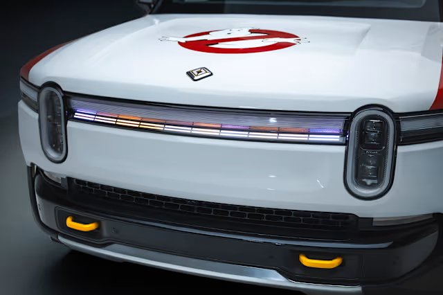 La barra de luces delantera Rivian R1S cuenta con iluminación de pantalla multicolor