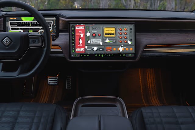 El tablero del Rivian R1S presenta gráficos personalizados de los Cazafantasmas en ambas pantallas del tablero.