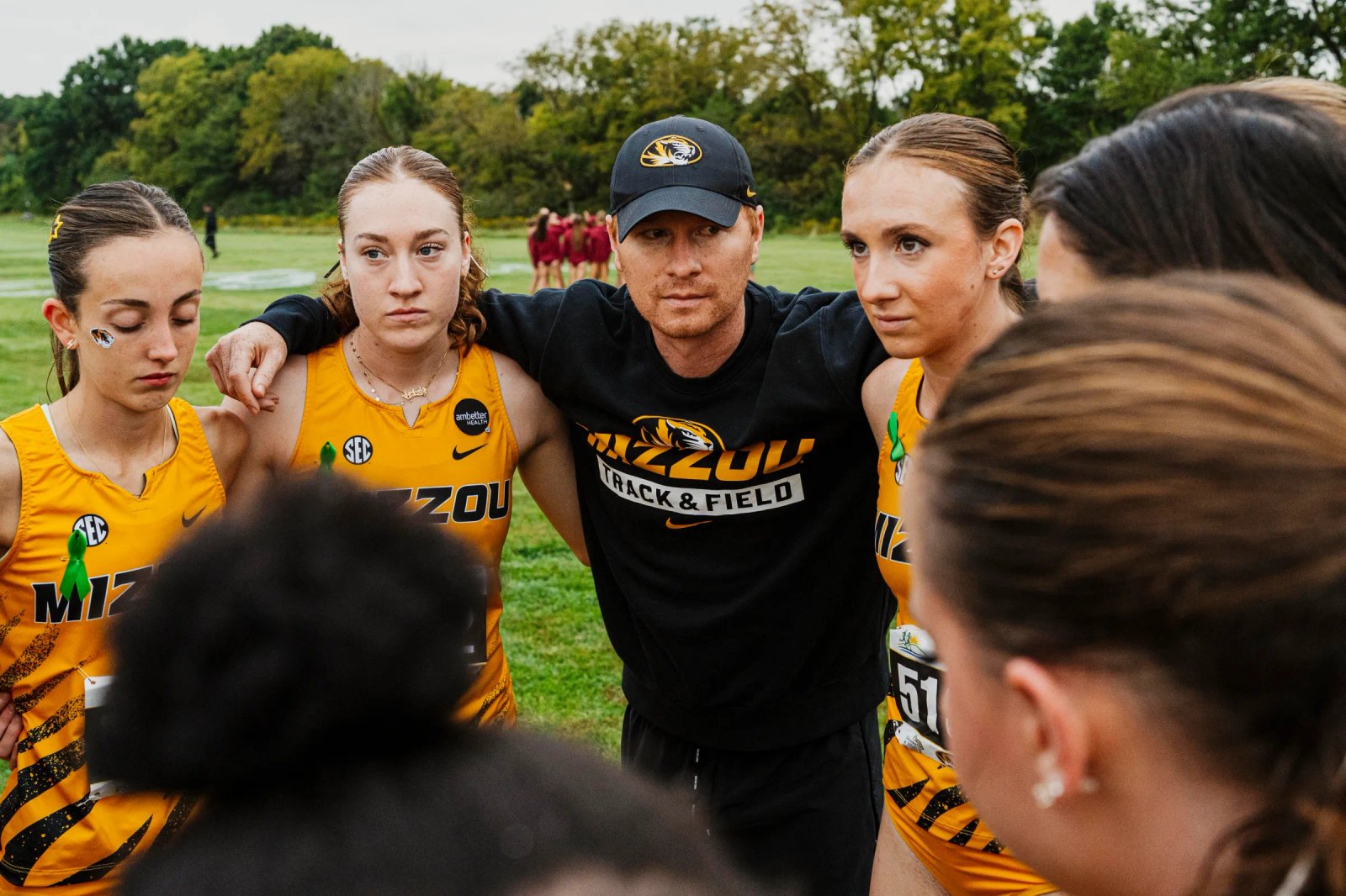 El equipo femenino se reúne con el entrenador asistente Tanner Anderson durante el Gans Creek Classic 2026 en el Gans Creek Cross Country Course en Columbia, el viernes 25 de septiembre.