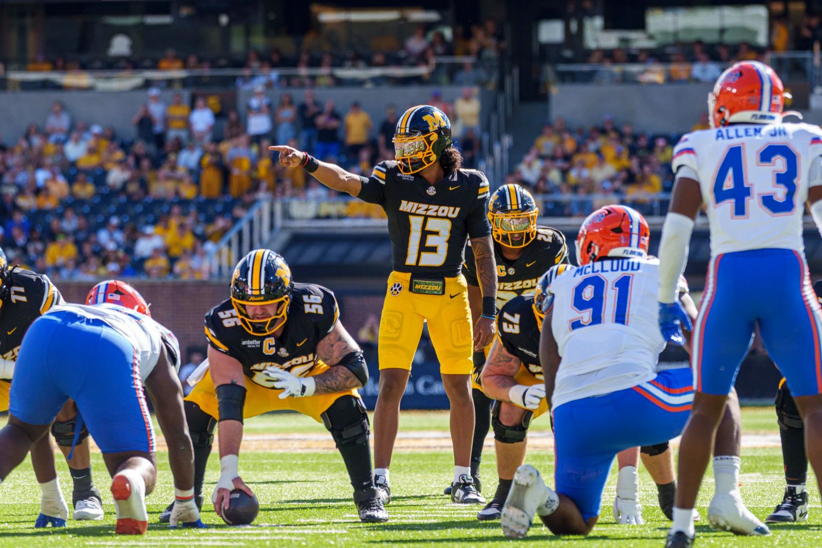 El mariscal de campo de Missouri Austin Simmons (13) ajusta el pre-snap durante el primer cuarto del juego contra Florida en el Memorial Stadium de Columbia, Missouri, el sábado 3 de octubre.