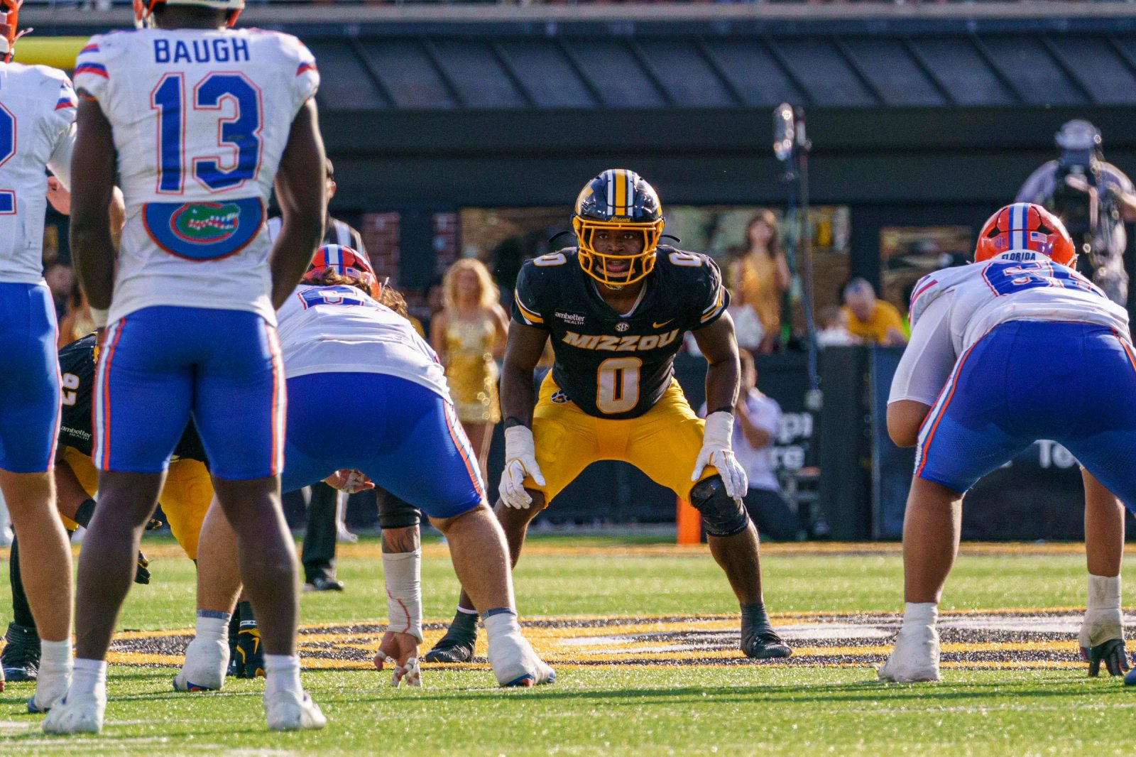 El apoyador de Missouri, Robert Woodyard Jr. (0), espera el centro durante el partido contra Florida el sábado 3 de octubre en el Memorial Stadium de Columbia, Missouri.