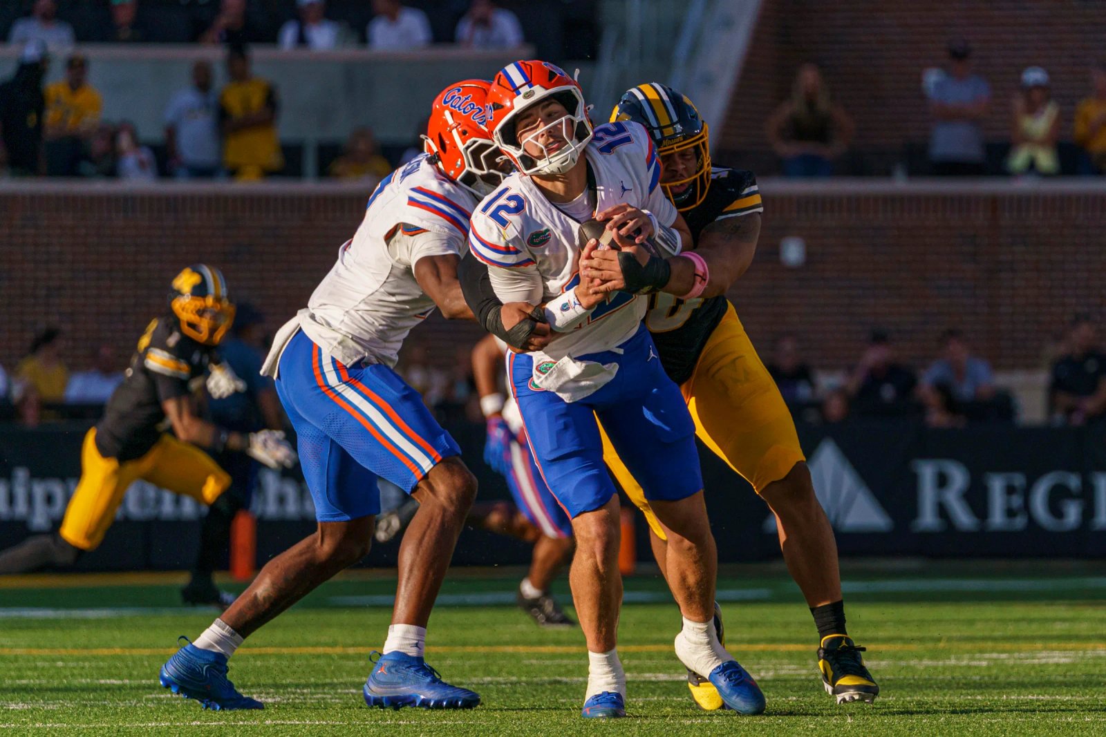 El liniero defensivo de Missouri Sterling Webb (90) captura al mariscal de campo de Florida Aaron Philo (12) durante el último cuarto del juego contra Florida el sábado 3 de octubre en el Memorial Stadium de Columbia.