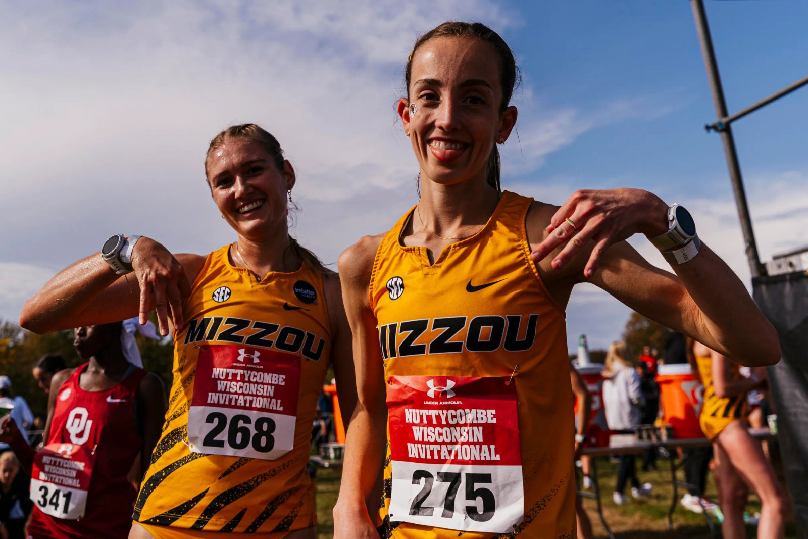 Kobi Walker y Rachel Bromell celebran después de la carrera femenina de 6 km el viernes 9 de octubre en el Zimmer Championship Course en Madison, Wisconsin.
