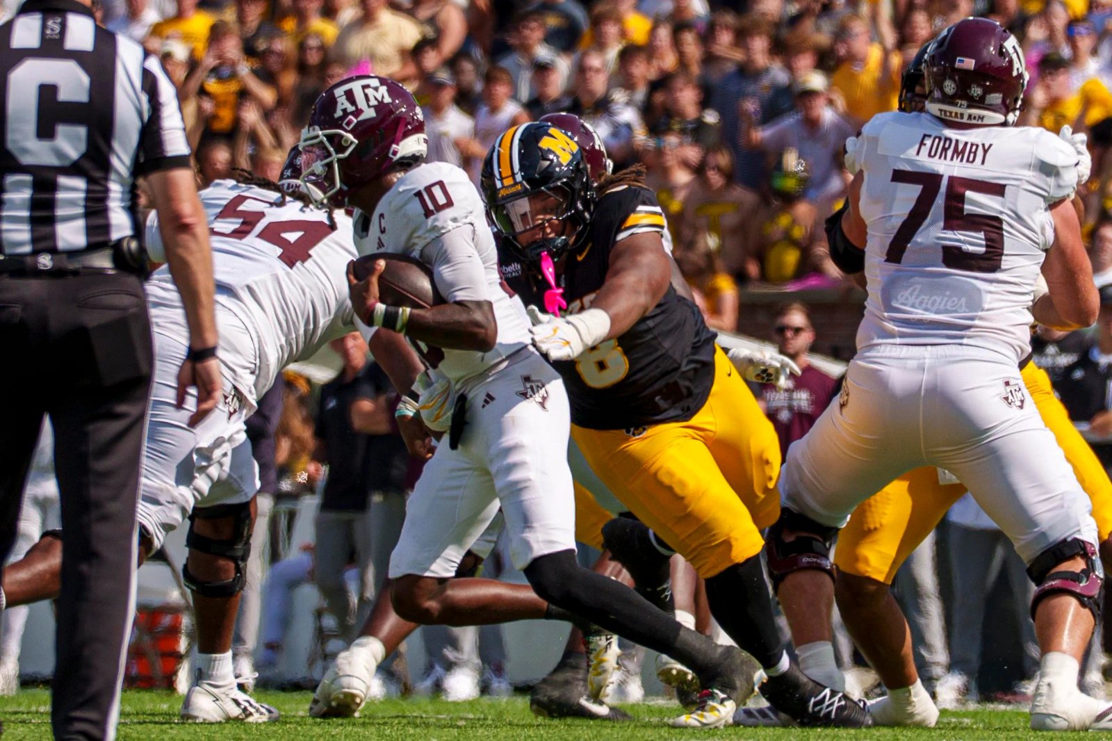 El liniero defensivo de Missouri, Donta Simpson (8), captura al mariscal de campo de Texas A&M, Marcell Reed (10), por una derrota en el segundo cuarto de un juego el sábado 10 de octubre en el Memorial Stadium de Columbia, Missouri.