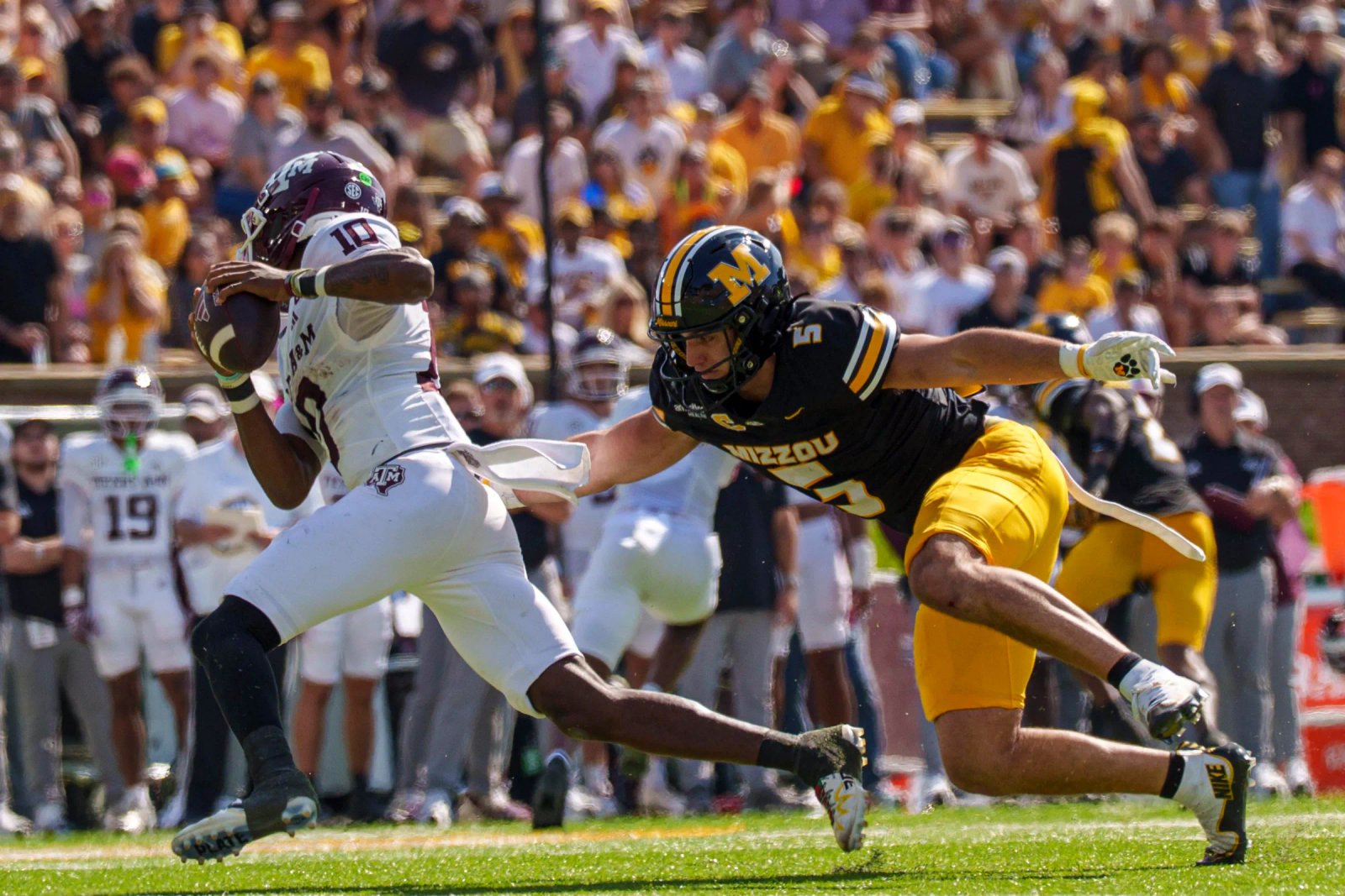 El apoyador de Missouri, Nicholas Rodríguez (5), alcanza a capturar al mariscal de campo de Texas A&M, Marcell Reed (10), durante el tercer cuarto de un juego el sábado 10 de octubre en el Memorial Stadium de Columbia.