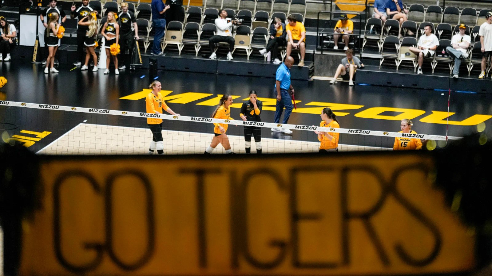 El equipo de voleibol de Mizzou se reúne después de un tiempo muerto durante la victoria por 3-2 sobre Auburn el domingo 11 de octubre en el Hearnes Center de Columbia.