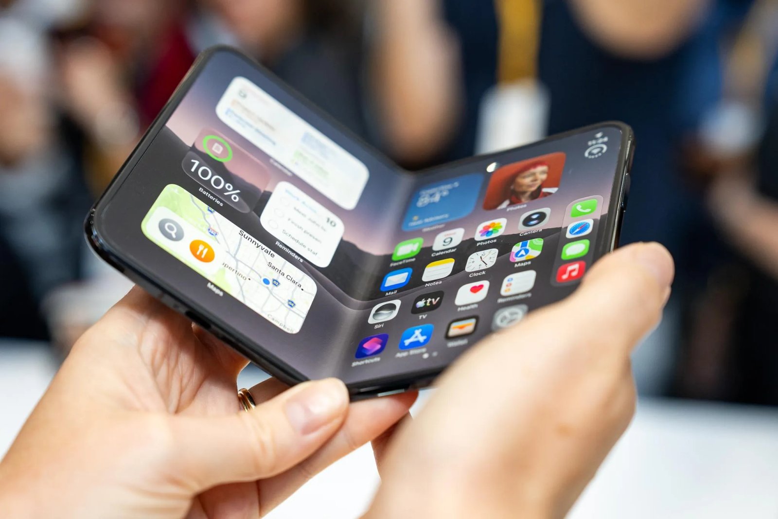 Imagen de un iPhone Duo abierto.