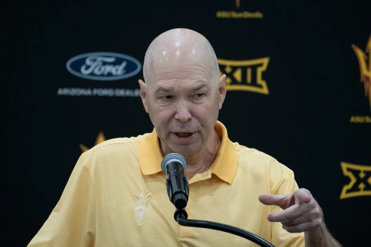 Randy Bennett responde preguntas durante una conferencia de prensa en el Weatherup Center el 7 de mayo de 2026 en Tempe.