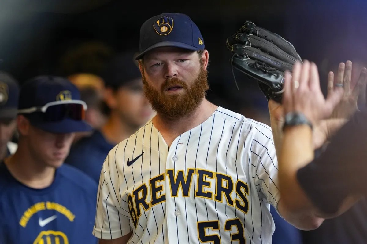 28 de junio de 2026; Milwaukee, Wisconsin, Estados Unidos; El lanzador de los Cerveceros de Milwaukee, Brandon Woodruff (53), choca los cinco con un compañero de equipo en el dugout durante la sexta entrada contra los Cachorros de Chicago en American Family Field. Crédito obligatorio: Jeff Hanisch-Imagn Images