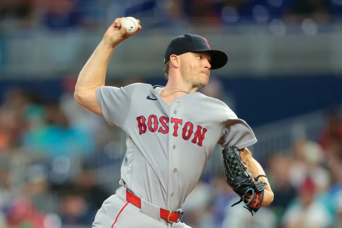 26 de agosto de 2026; Miami, Florida, Estados Unidos; Sonny Gray (54), lanzador de los Medias Rojas de Boston, lanza un lanzamiento contra los Marlins de Miami durante la primera entrada en Londepo Park. Crédito obligatorio: Sam Navarro-Imagn Images