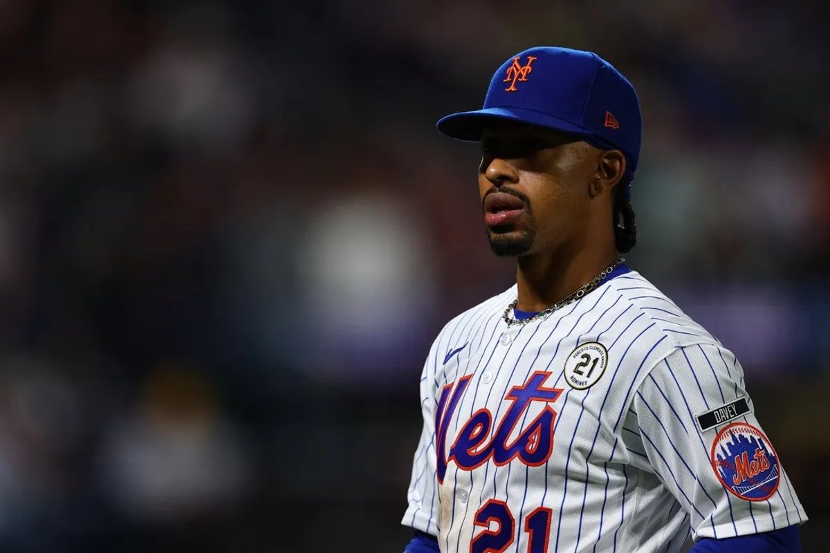 El campocorto de los Mets de Nueva York, Francisco Lindor (12), lleva el número 21 y un parche en honor a la leyenda y humanitario de los Piratas de Pittsburgh, Roberto Clemente, durante un partido contra los Orioles de Baltimore en Citi Field.