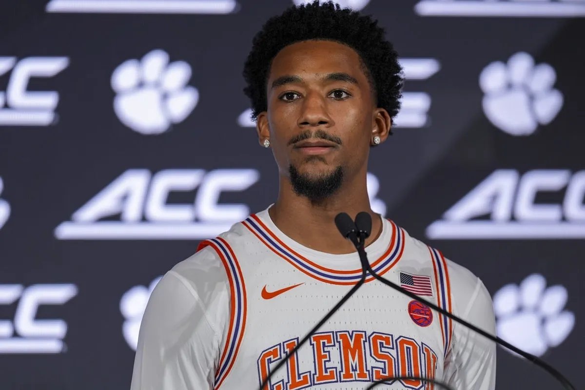 Clemson Tigers Ace Buckner responde preguntas de los medios durante el aviso de ACC en Charlotte, Carolina del Norte.