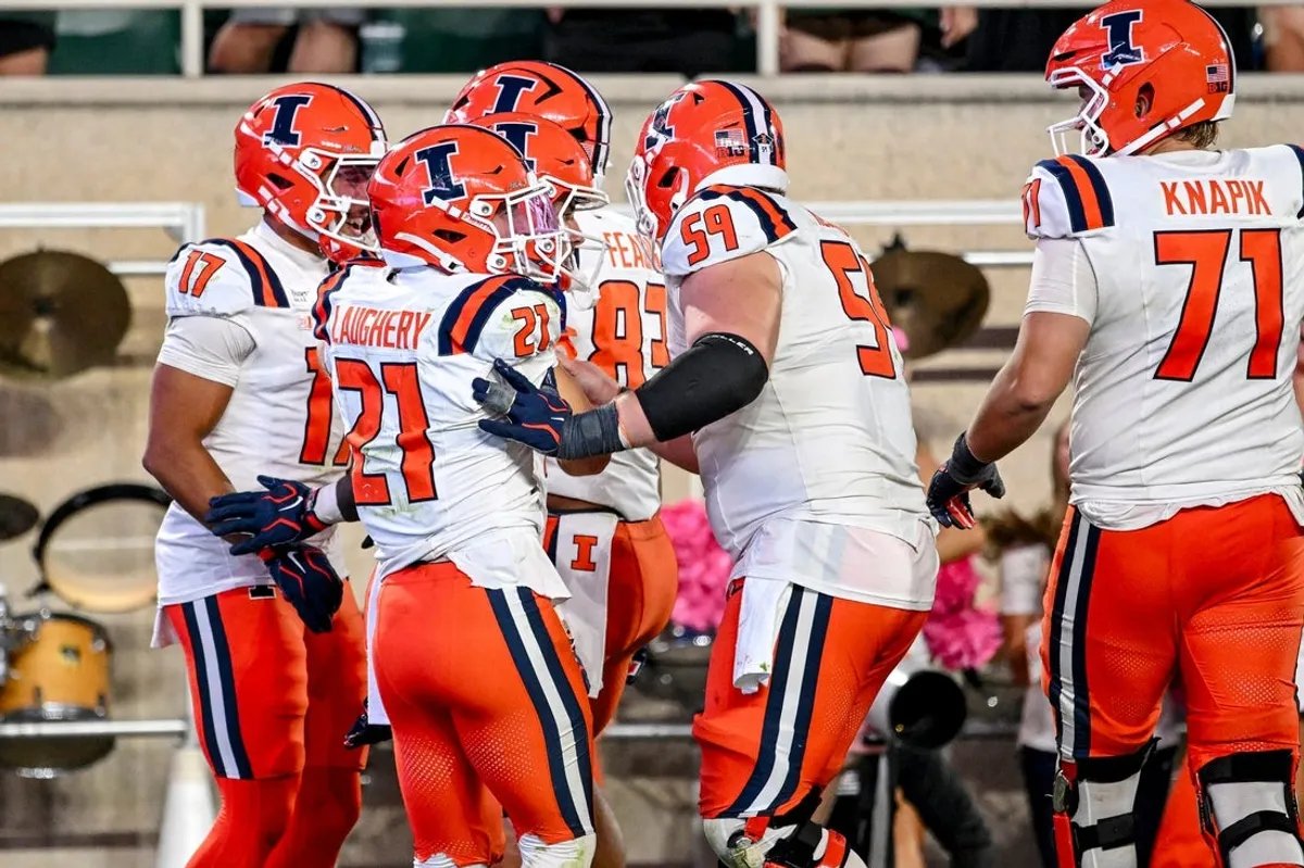 Illinois celebra después de anotar durante el tiempo extra, el sábado 10 de octubre de 2026, en el Spartan Stadium de East Lansing.