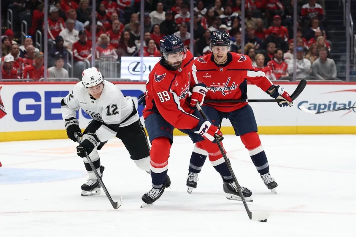 20 de octubre de 2026; Washington, Distrito de Columbia, Estados Unidos; El ala derecha de las capitales de Washington, Alex Tuch (89), limpia el disco del ala izquierda de los Angeles Kings, Trevor Moore (12) durante el segundo período en Capital One Arena. Crédito obligatorio: Imagen de Geoff Burke-Imagon