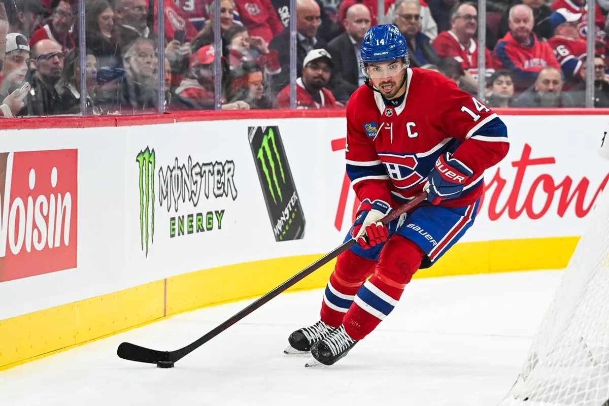 El centro de Montreal Canadiens, Nick Suzuki, juega el disco contra los San José Sharks durante el segundo período en el Bell Center.