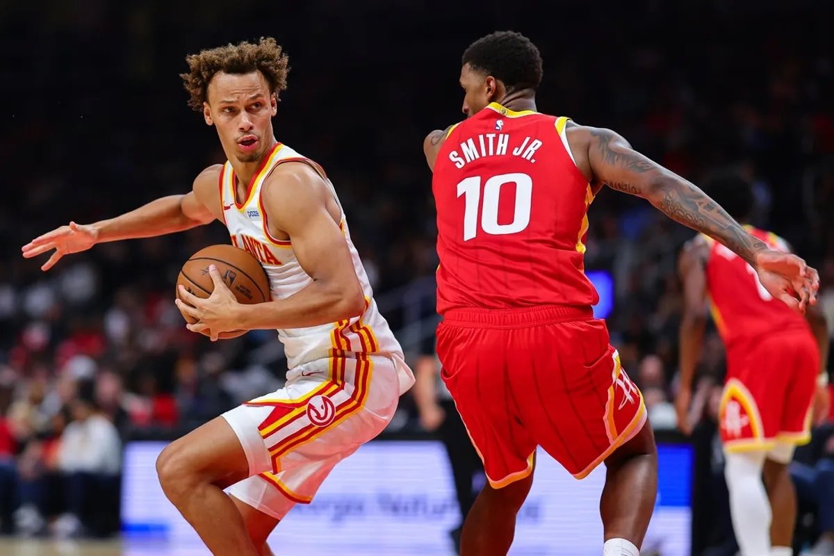 24 de octubre de 2026; Atlanta, Georgia, Estados Unidos; El guardia de Atlanta Hawks Dyson Daniels (5) conduce a la canasta contra el delantero de Houston Rockets Jabari Smith Jr. (10) durante el segundo cuarto en State Farm Arena. Crédito obligatorio: Imagen de Colin Hubbard-Imagon