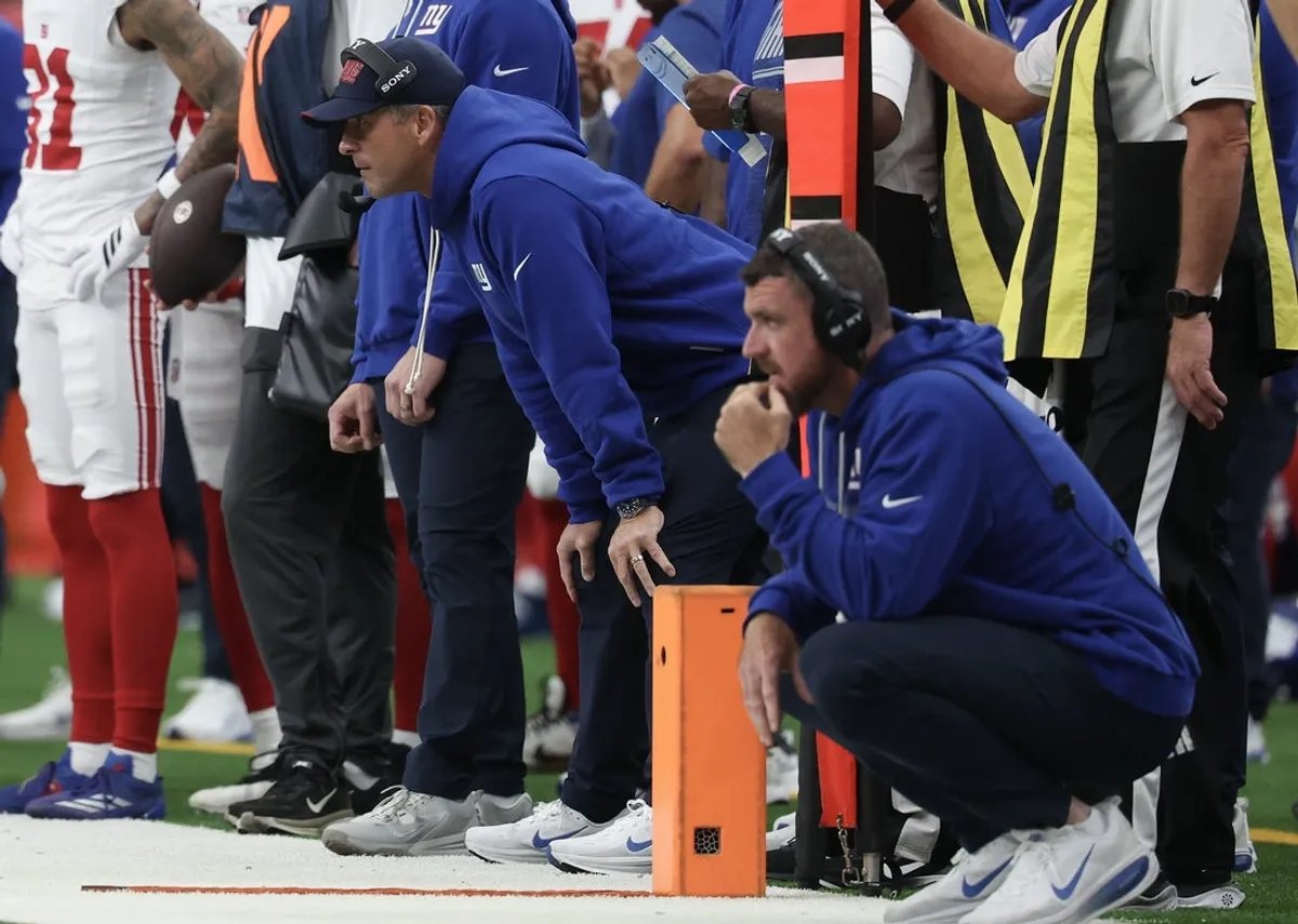 25 de octubre de 2026; Houston, Texas, Estados Unidos; John Harbaugh, entrenador principal de los New York Giants, observa el partido contra los Houston Texans durante el cuarto cuarto en el Reliant Stadium. Crédito obligatorio: Thomas Shea-Imagn Images