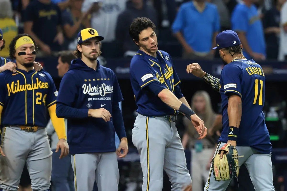 26 de octubre de 2026; San Petersburgo, Florida, Estados Unidos; El jardinero de los Cerveceros de Milwaukee, Jackson Chourio (11), celebra con el bateador designado Christian Yelich (22), el lanzador Robert Gasser (54) y el receptor William Contreras (24) luego del último out del juego contra los Rays de Tampa Bay en la novena entrada del Juego 3 de la Serie Mundial 2026 en el Tropicana. Crédito obligatorio: foto de Kim Clement Neitzel-Imagon