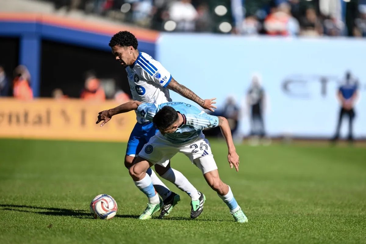 31 de octubre de 2026; Nueva York, Nueva York, Estados Unidos; El centrocampista del CF Montreal Dani Pereira (7) compite por el balón contra el delantero del New York City FC Agustín Ojeda (26) durante la primera mitad en Citi Field. Crédito obligatorio: John Jones-Imagon Images
