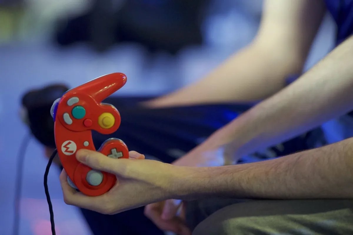 14 de agosto de 2016; Chantilly, Virginia, Estados Unidos; Un competidor sostiene su control durante el Torneo Super Smash Bros. Melee en el Dulles Expo Center durante Super Smash Con. Crédito obligatorio: Rafael Suanes-Imagn Images
