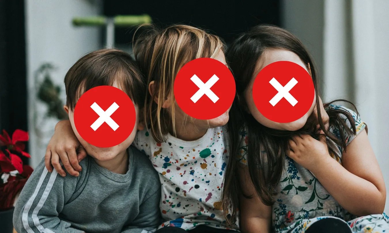 los niños esconden sus caras