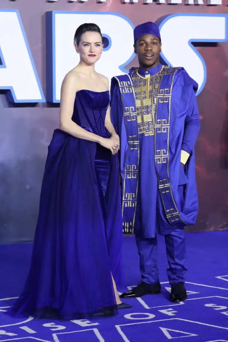 Daisy Ridley y John Boyega posan juntos en el estreno de Star Wars