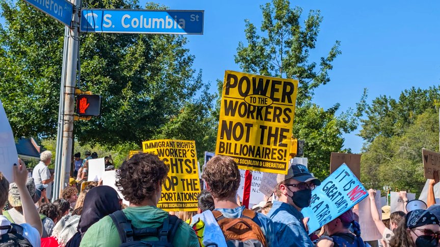 Estudiantes de la Universidad de Carolina del Norte en Chapel Hill y residentes locales protestaron contra las grandes empresas tecnológicas fuera del foro del G20.