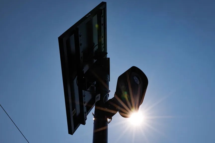 Cámara flocada y panel orientado al sol.