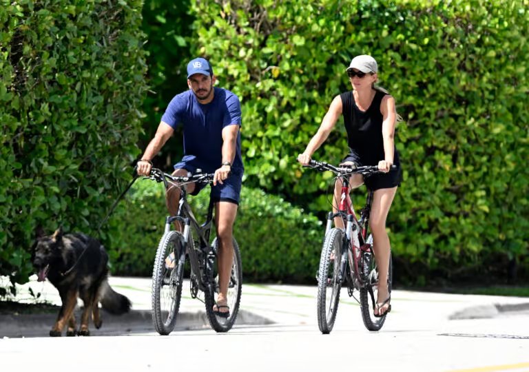 Gisele Bündchen y su novio Joaquim Valente andan en bicicleta