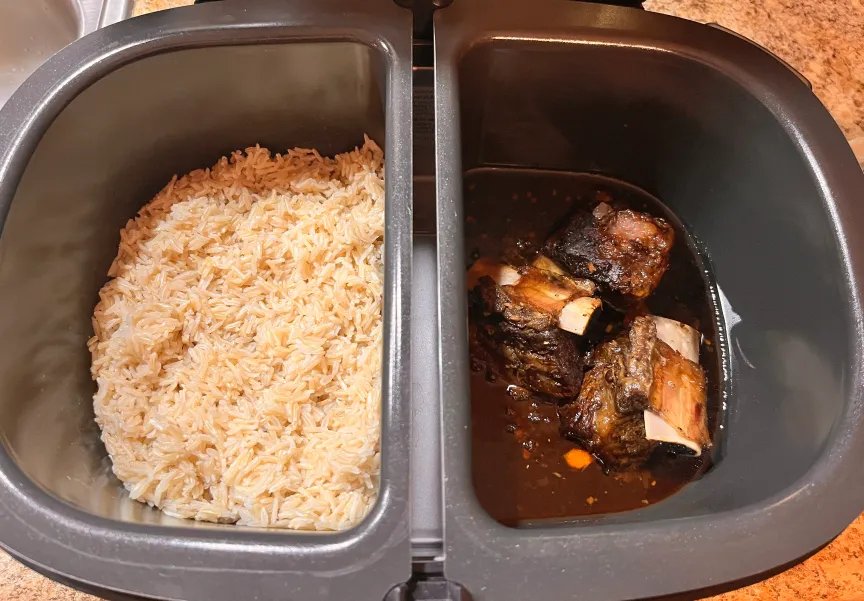Arroz y costillas en olla de cocción lenta.