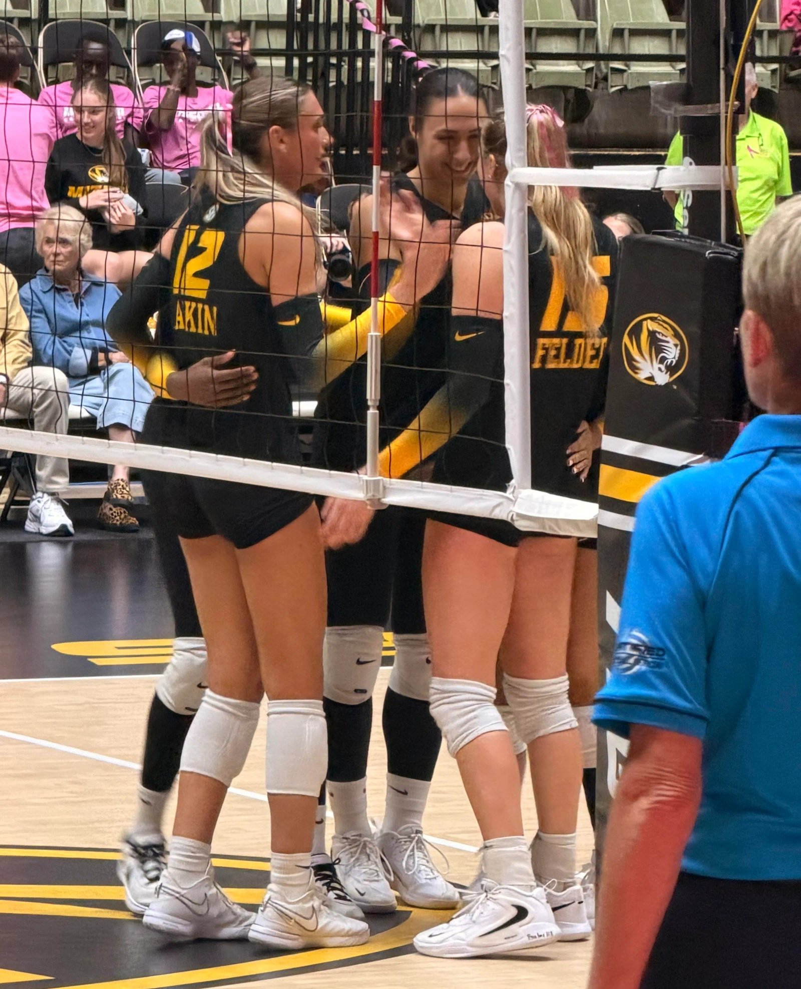 Los Tigres celebraron un punto en el tercer set, que luego barrieron contra Mississippi State el 14 de octubre en el Hearnes Center.