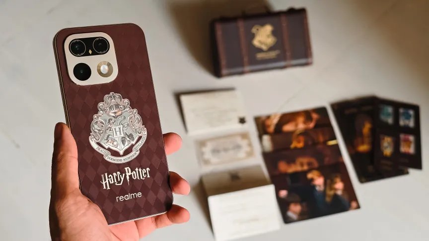 Prakhar Khanna sostiene el teléfono Realme 16 Pro 5G Harry Potter Edition con las cosas buenas en el fondo.