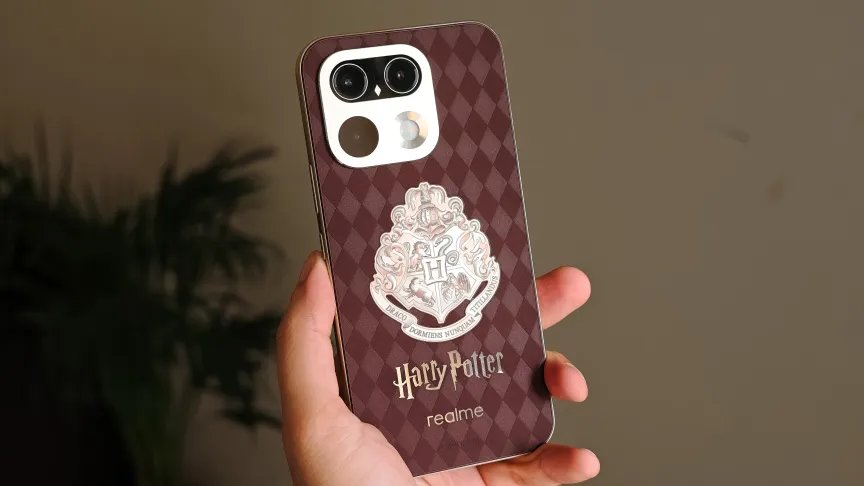Prakhar Khanna sostiene el Realme 16 Pro 5G Harry Potter Edition.